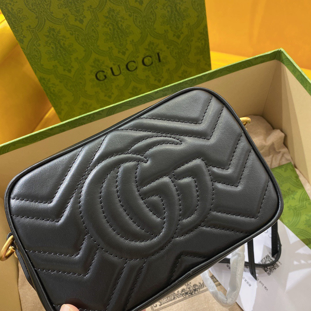 GG MINI 18 MARMONT MATELASSÉ EN CUIR DE VEAU NOIR AVEC LOGO DORÉ