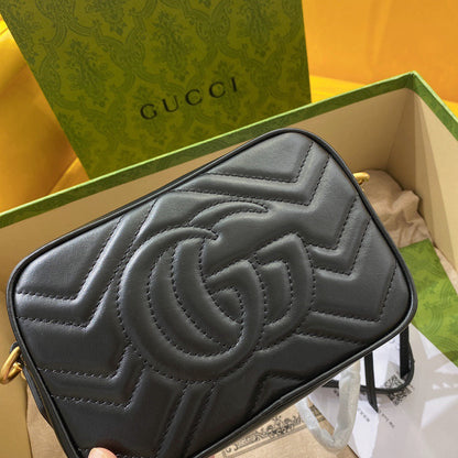 GG MINI 18 MARMONT MATELASSÉ EN CUIR DE VEAU NOIR AVEC LOGO DORÉ