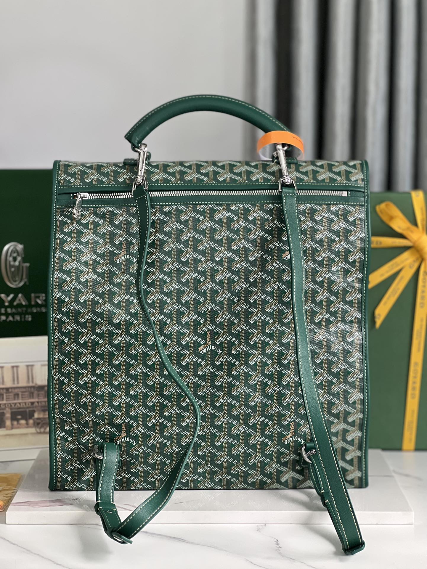 SAC À DOS SAINT LÉGER 35 EN TOILE GOYARDINE VERTE ET CUIR DE VEAU AVEC PATCH CARTOON