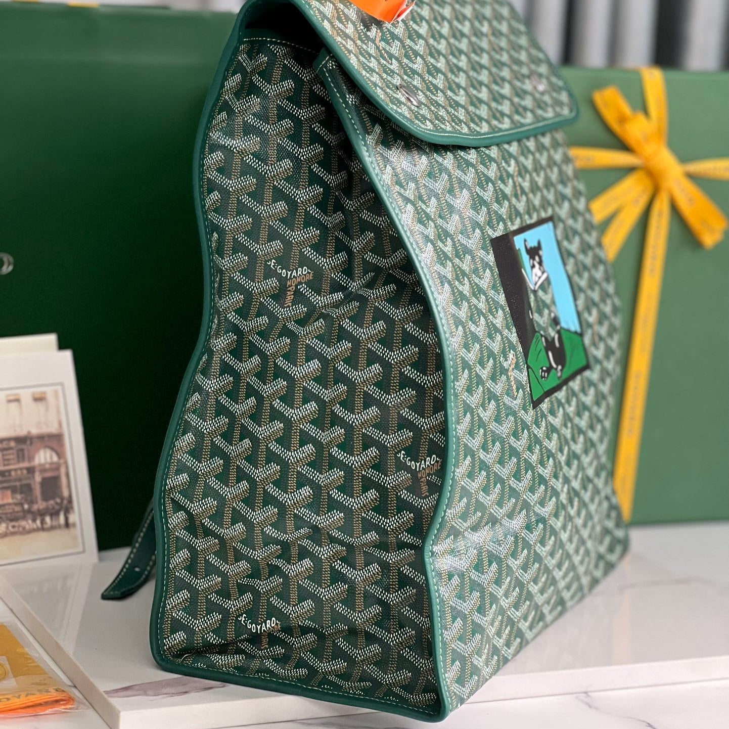SAC À DOS SAINT LÉGER 35 EN TOILE GOYARDINE VERTE ET CUIR DE VEAU AVEC PATCH CARTOON