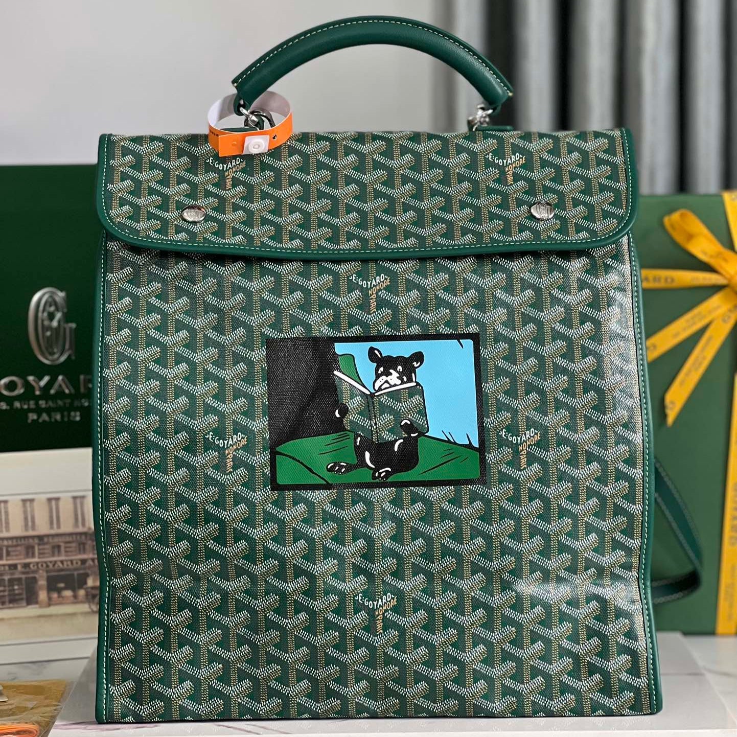 SAC À DOS SAINT LÉGER 35 EN TOILE GOYARDINE VERTE ET CUIR DE VEAU AVEC PATCH CARTOON