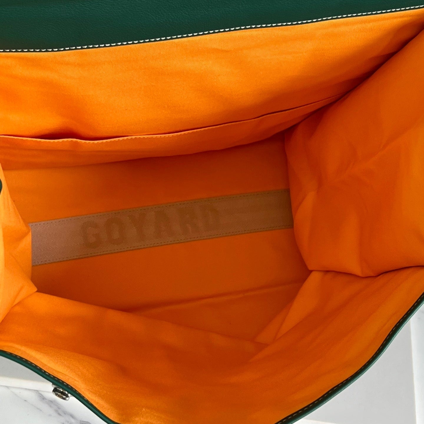 SAC À DOS SAINT LÉGER 35 EN TOILE GOYARDINE VERTE ET CUIR DE VEAU AVEC PATCH CARTOON