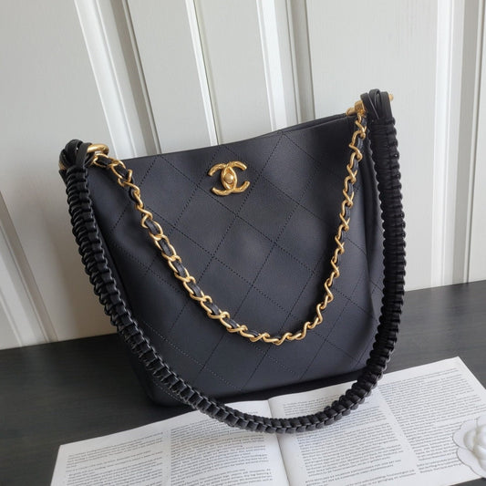 Sac hobo CC 23S 26 cm en cuir de veau noir et accessoires dorés