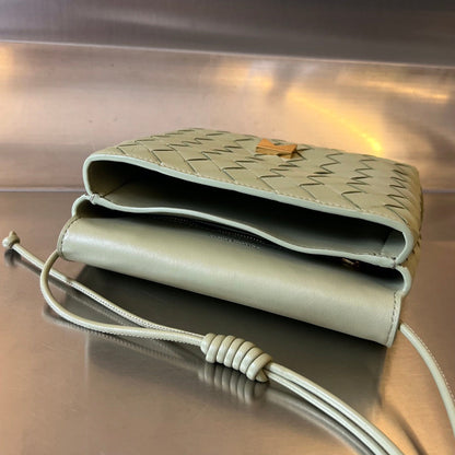 Mini sac bandoulière BV 19 cm en cuir de veau vert clair GHW 