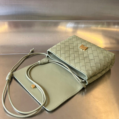 Mini sac bandoulière BV 19 cm en cuir de veau vert clair GHW 