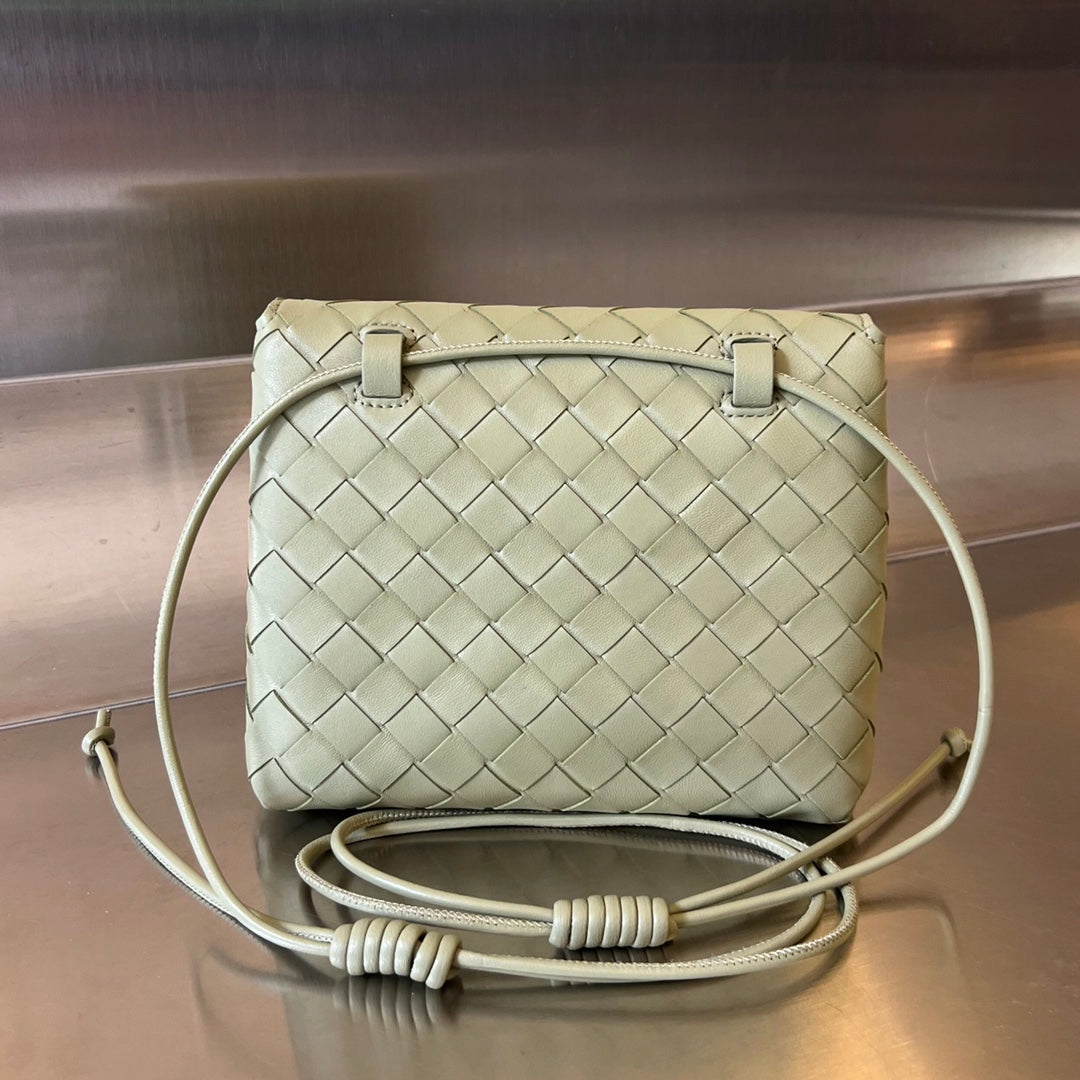 Mini sac bandoulière BV 19 cm en cuir de veau vert clair GHW 