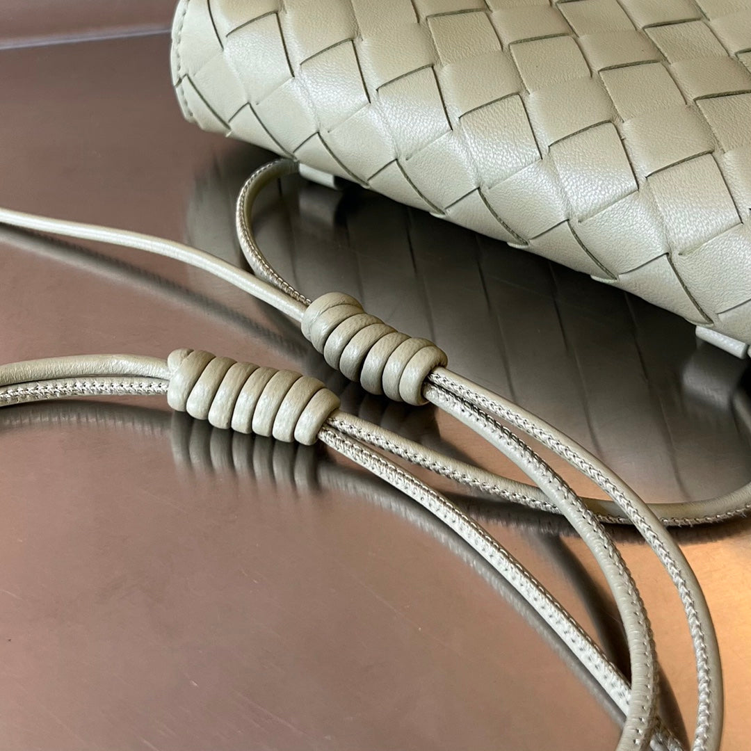 Mini sac bandoulière BV 19 cm en cuir de veau vert clair GHW 