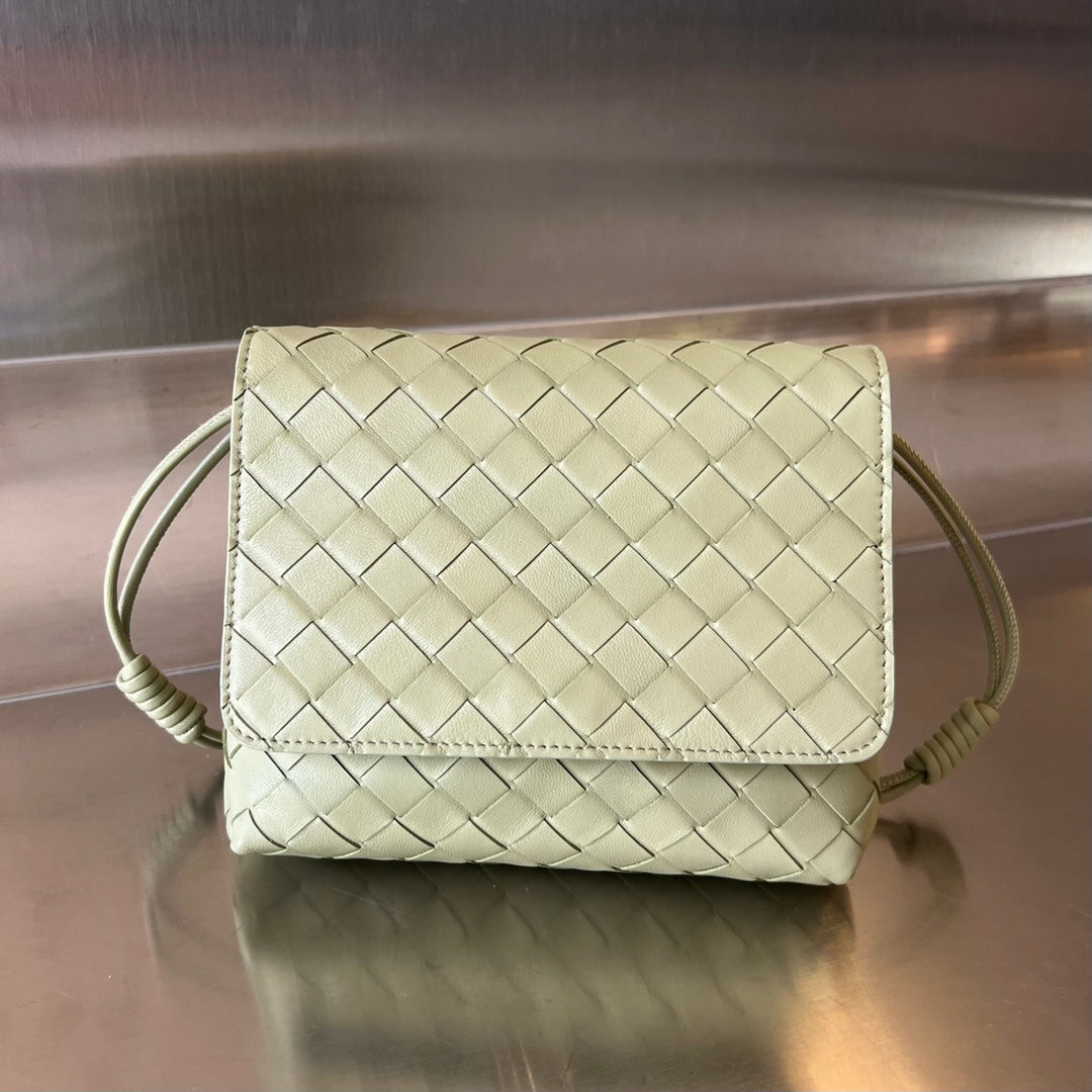 Mini sac bandoulière BV 19 cm en cuir de veau vert clair GHW 
