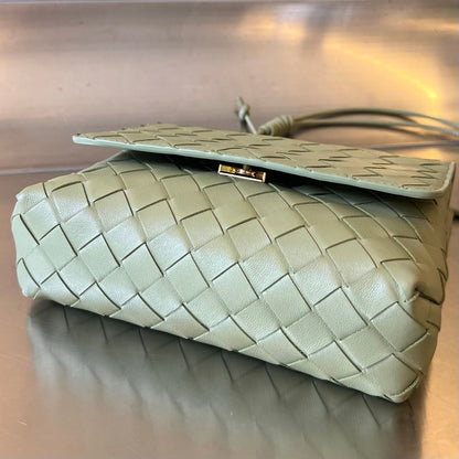 Mini sac bandoulière BV 19 cm en cuir de veau vert clair GHW 