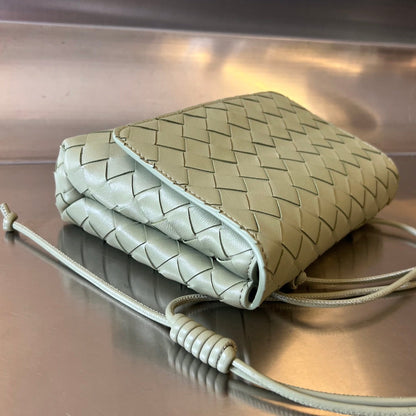 Mini sac bandoulière BV 19 cm en cuir de veau vert clair GHW 