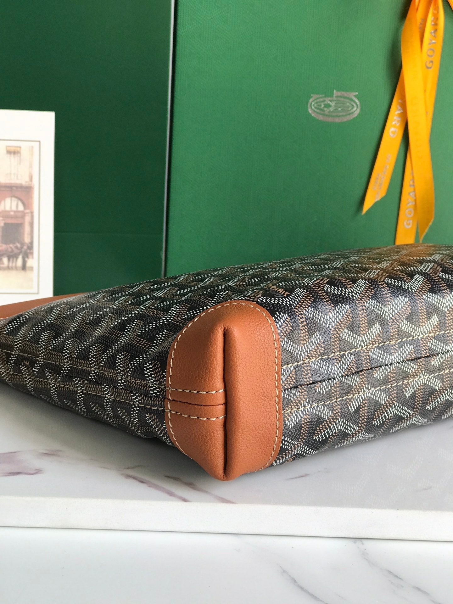 POCHETTE CONTI 24 EN CUIR D'AGNEAU BRUN ET TOILE GOYARDINE NOIRE