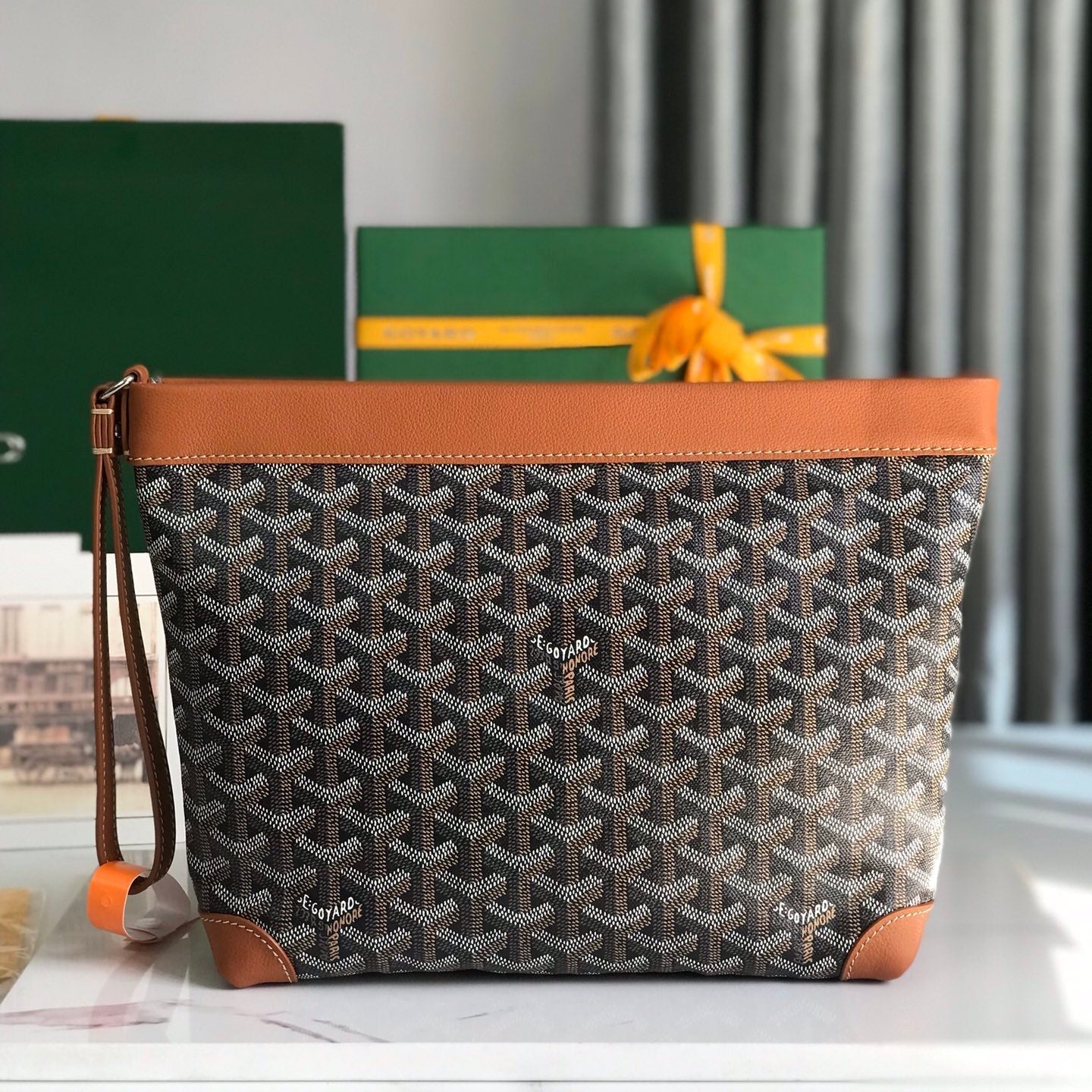 POCHETTE CONTI 24 EN CUIR D'AGNEAU BRUN ET TOILE GOYARDINE NOIRE