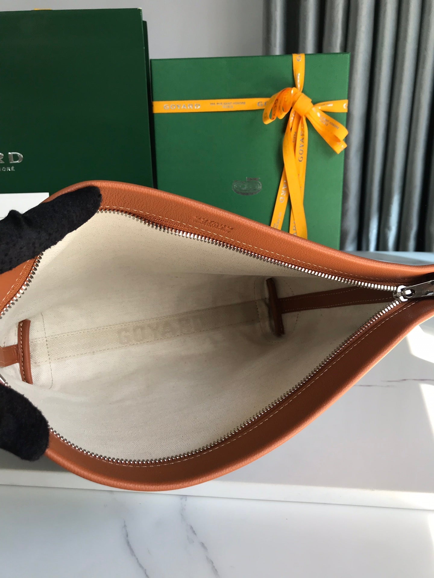 POCHETTE CONTI 24 EN CUIR D'AGNEAU BRUN ET TOILE GOYARDINE NOIRE