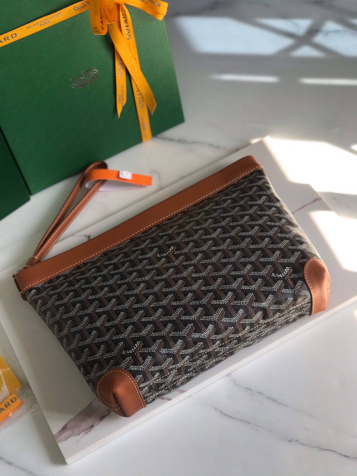 POCHETTE CONTI 24 EN CUIR D'AGNEAU BRUN ET TOILE GOYARDINE NOIRE