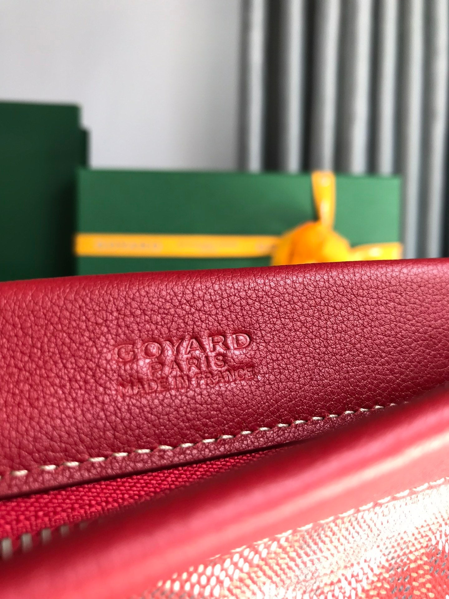 CONTI POUCH 24 EN CUIR D'AGNEAU ROUGE CLASSIQUE ET TOILE GOYARDINE