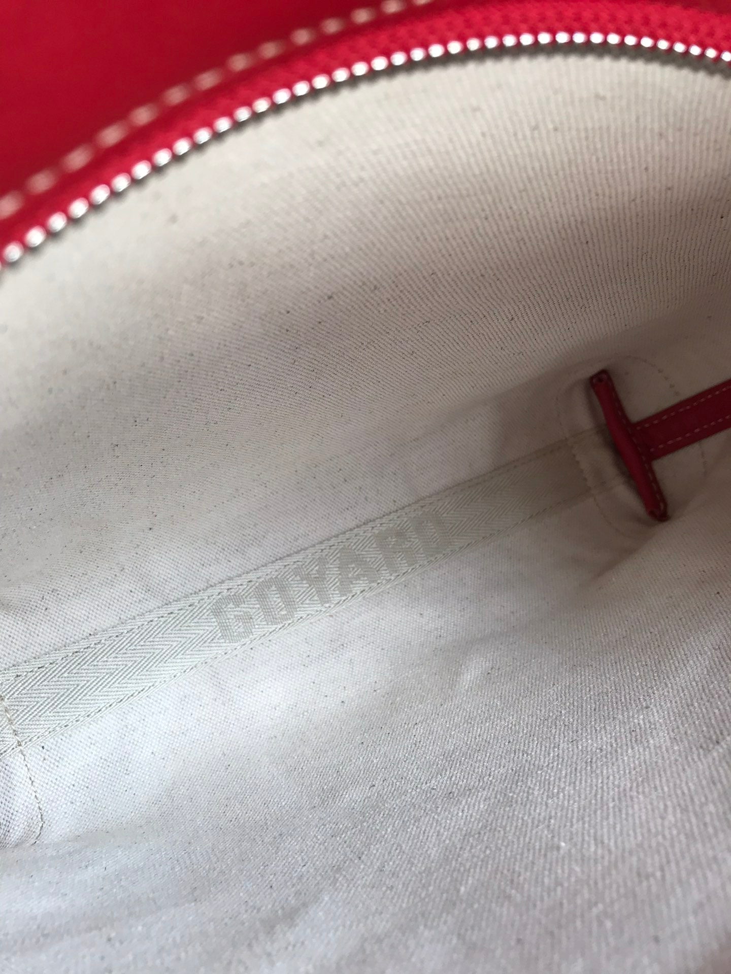 CONTI POUCH 24 EN CUIR D'AGNEAU ROUGE CLASSIQUE ET TOILE GOYARDINE