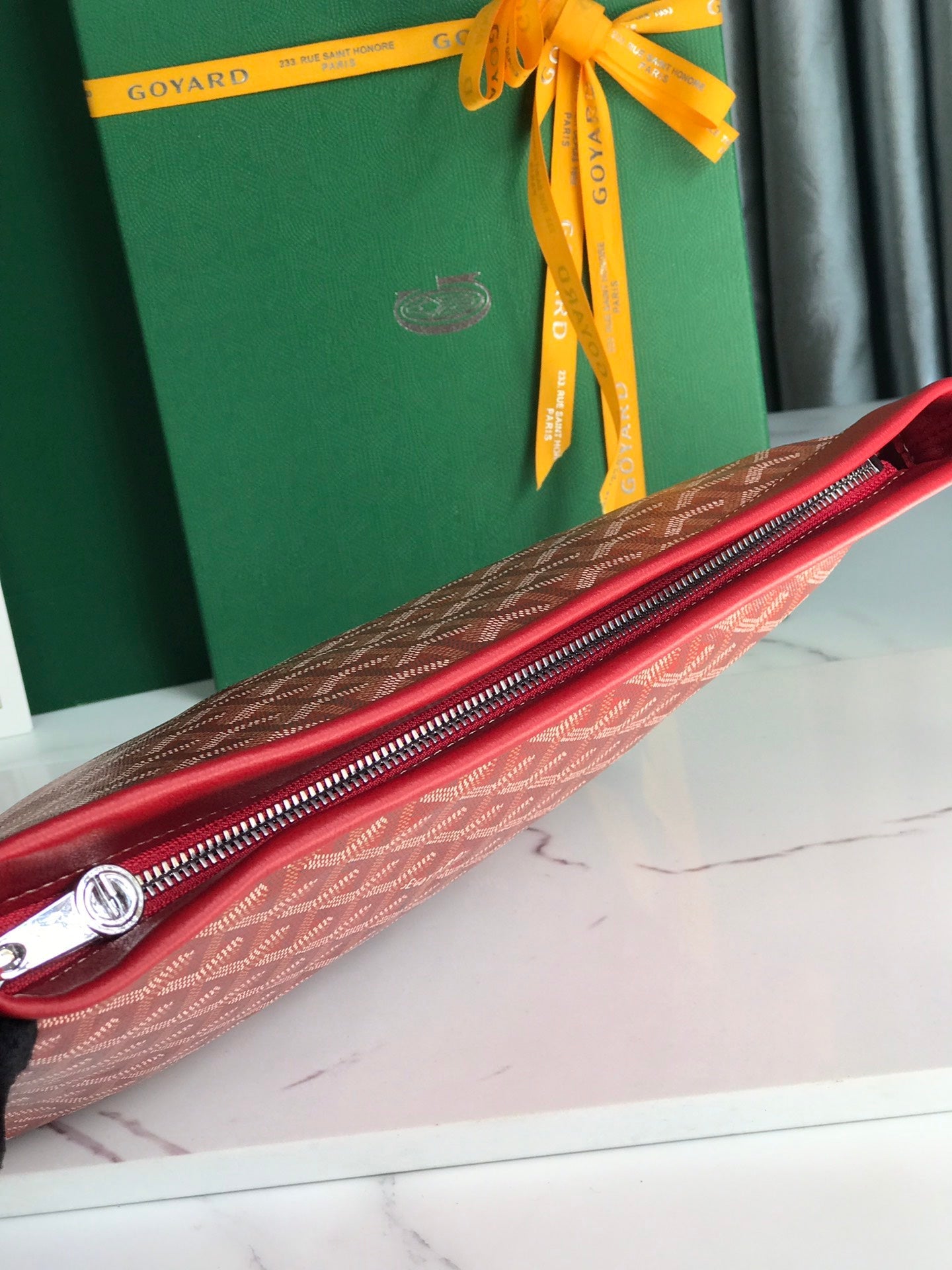 CONTI POUCH 24 EN CUIR D'AGNEAU ROUGE CLASSIQUE ET TOILE GOYARDINE
