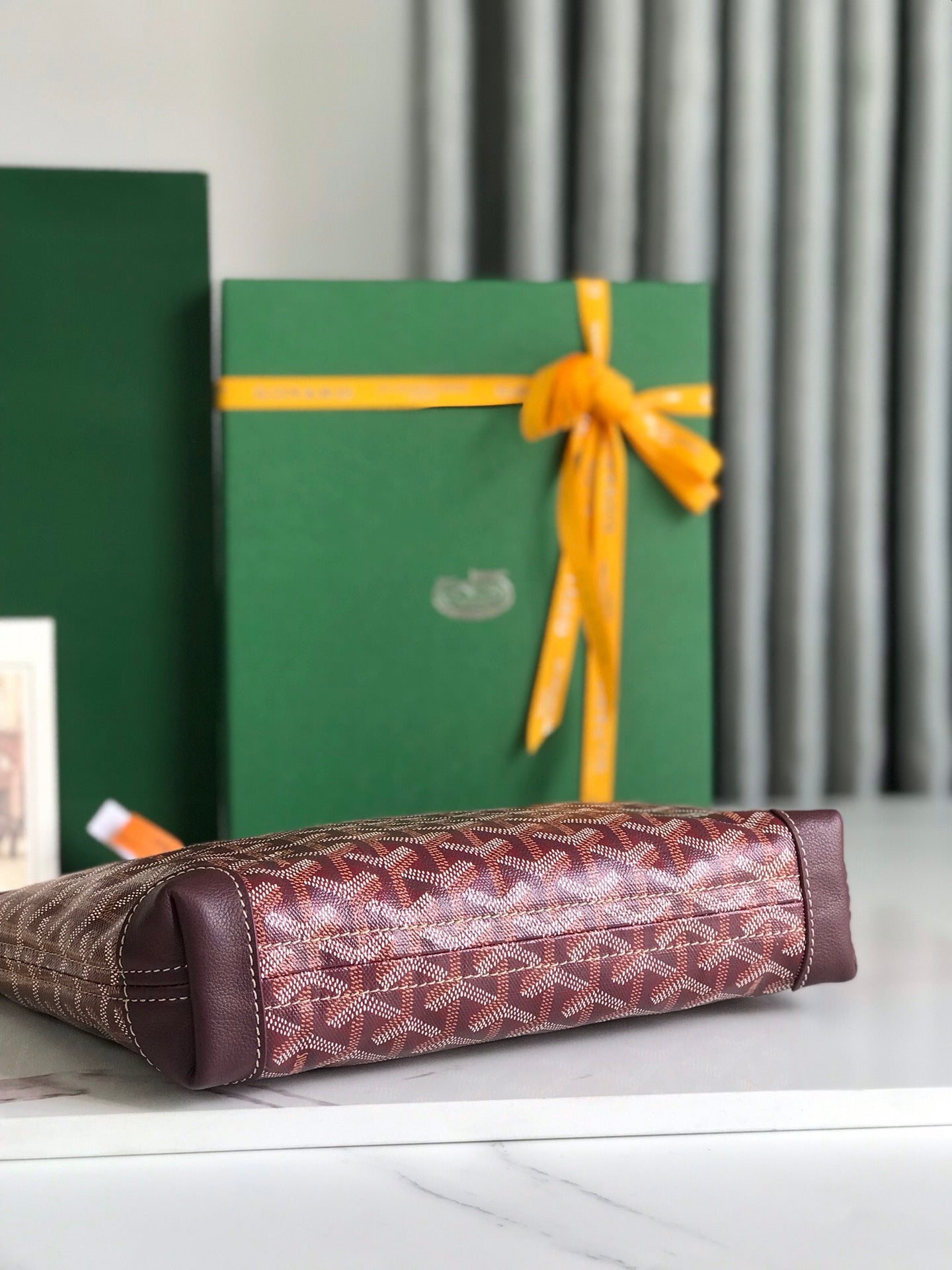 POCHETTE CONTI 24 EN CUIR D'AGNEAU ROUGE VIN ET TOILE GOYARDINE