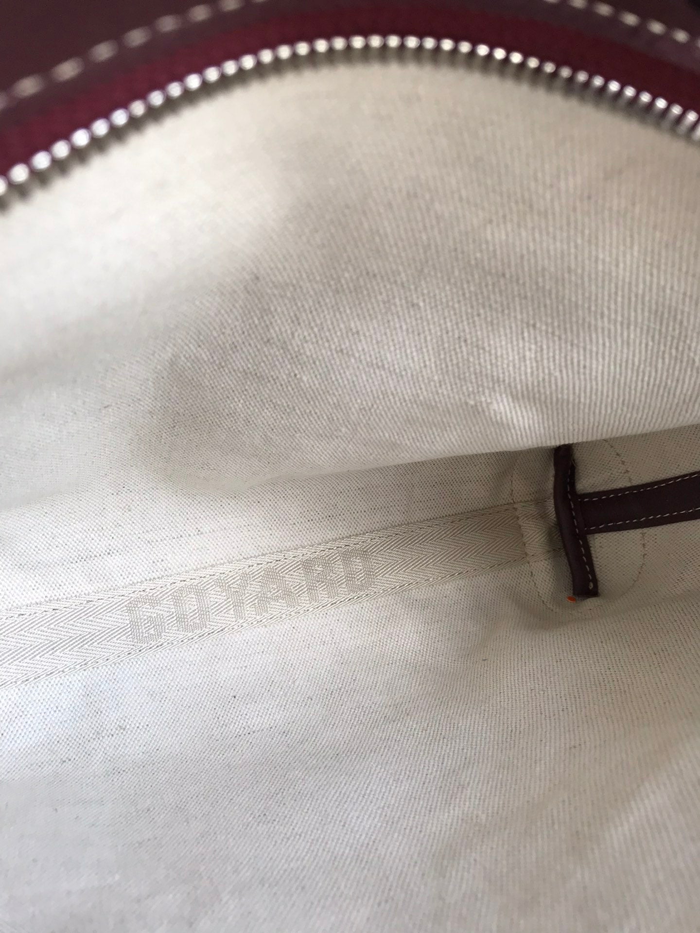 POCHETTE CONTI 24 EN CUIR D'AGNEAU ROUGE VIN ET TOILE GOYARDINE