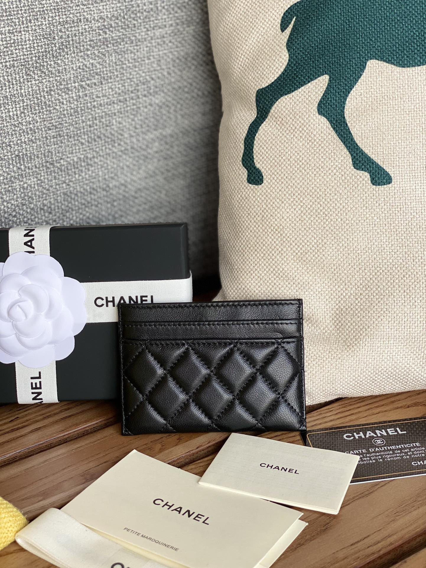 Porte-cartes CC Boy 11 cm en cuir d'agneau noir et métal doré