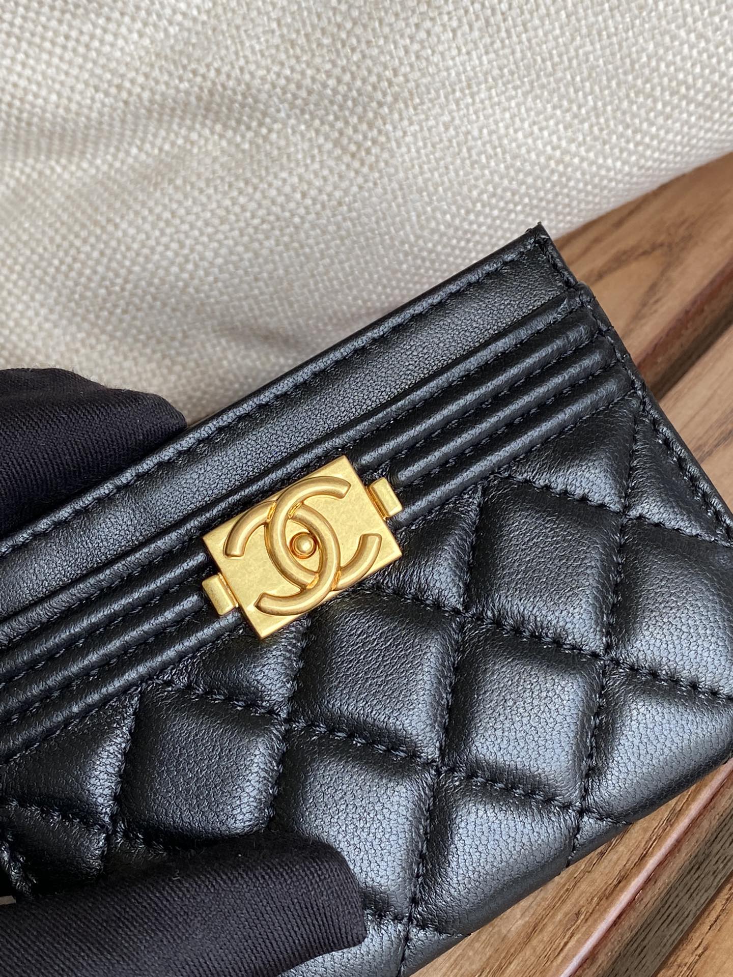 Porte-cartes CC Boy 11 cm en cuir d'agneau noir et métal doré