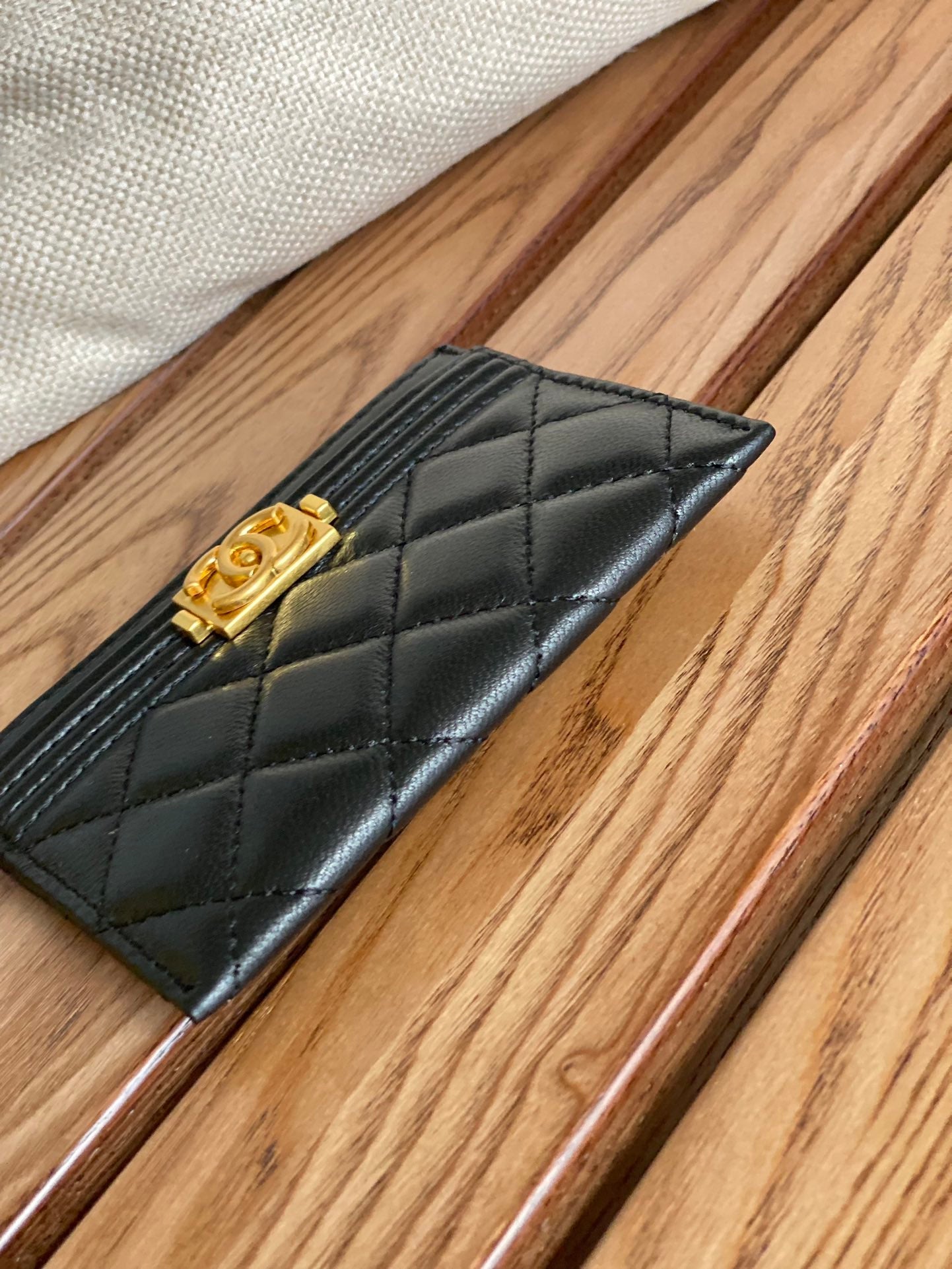 Porte-cartes CC Boy 11 cm en cuir d'agneau noir et métal doré