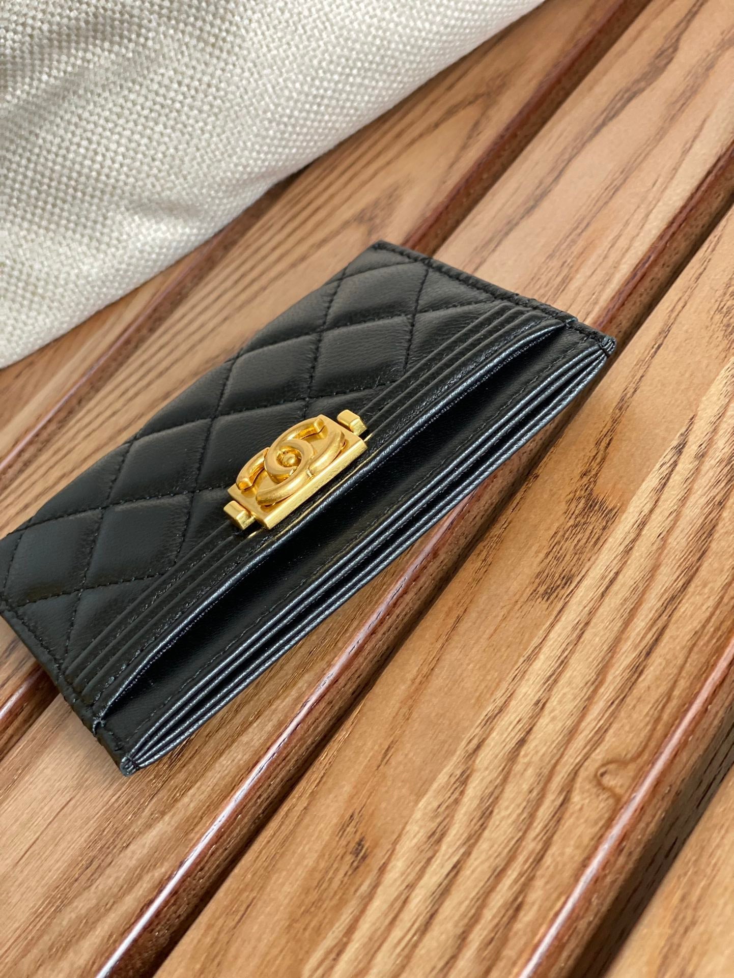 Porte-cartes CC Boy 11 cm en cuir d'agneau noir et métal doré