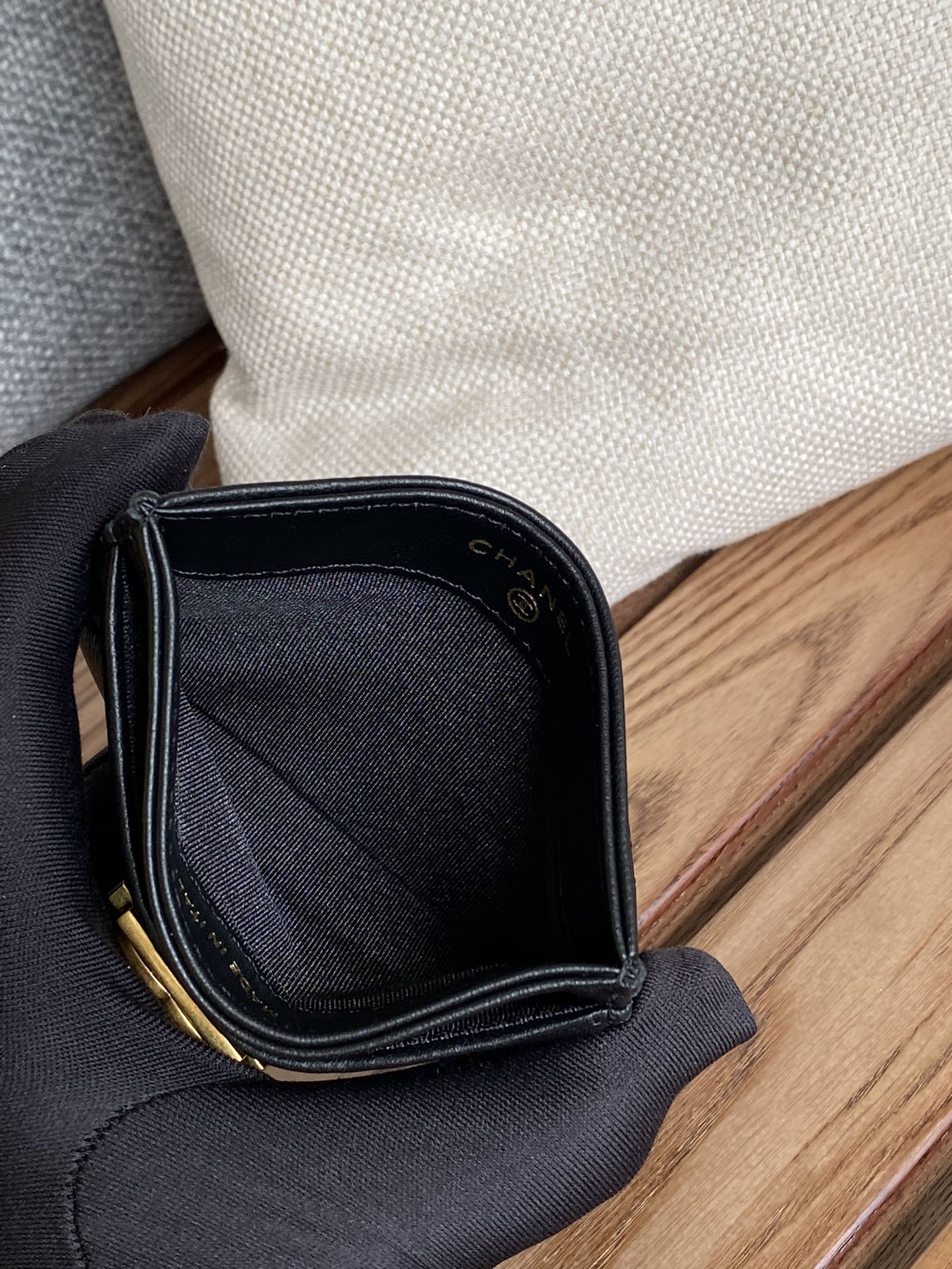 Porte-cartes CC Boy 11 cm en cuir d'agneau noir et métal doré
