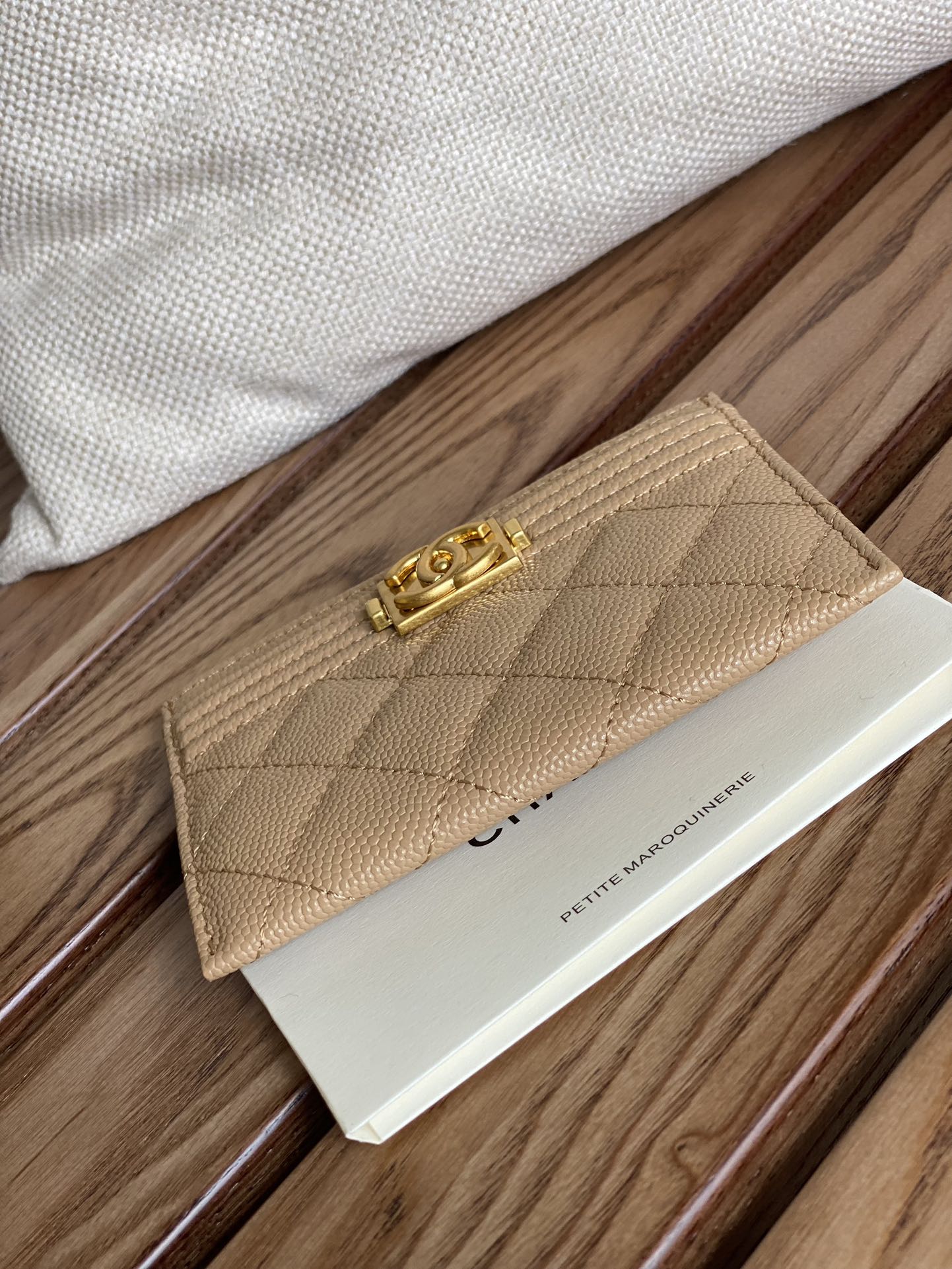 Porte-cartes CC Boy 11 cm beige caviar matériel doré