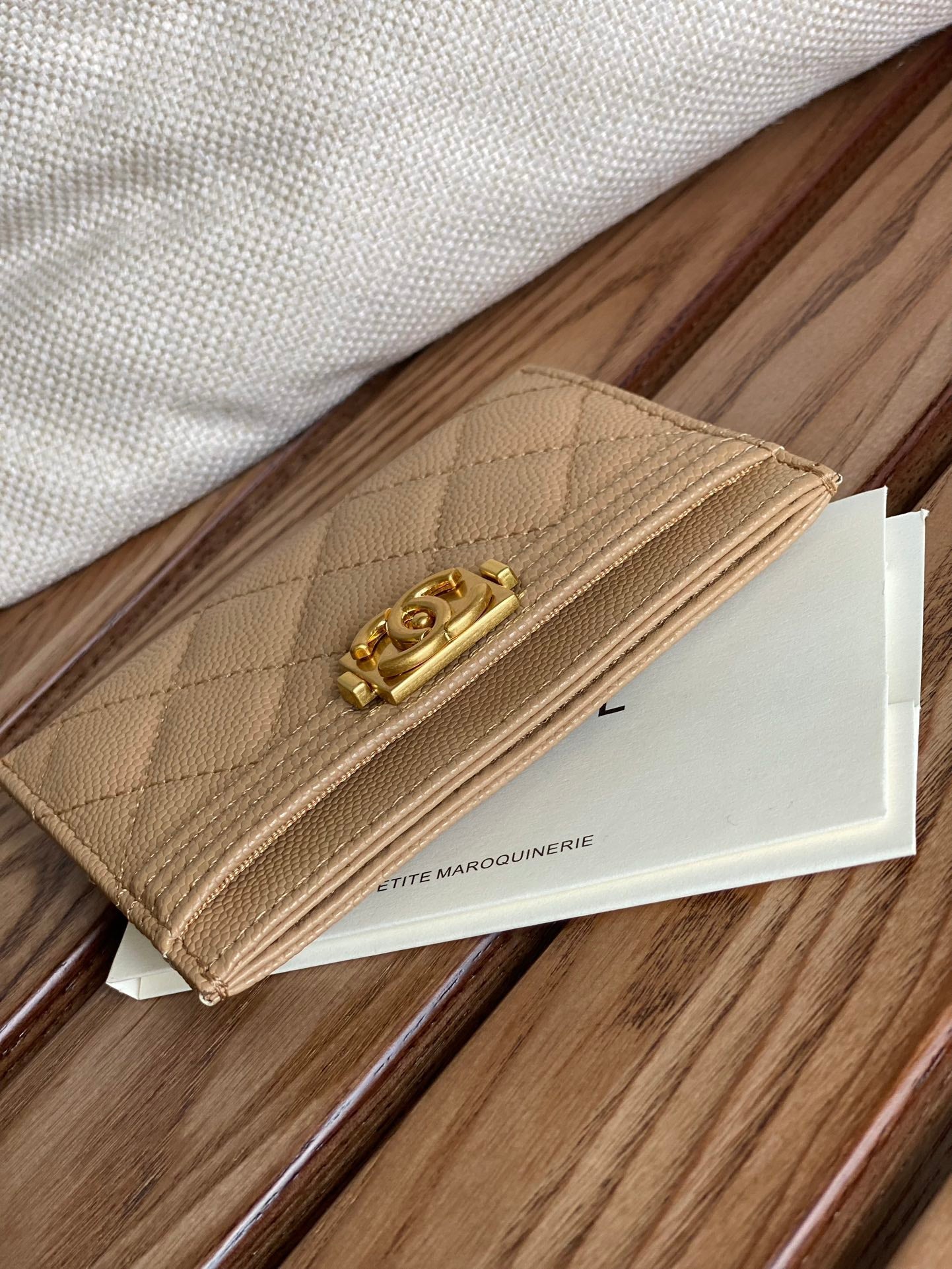 Porte-cartes CC Boy 11 cm beige caviar matériel doré