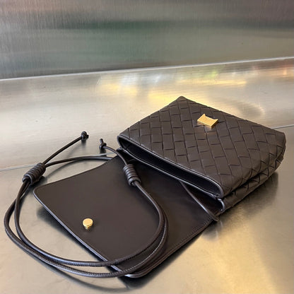 Mini sac bandoulière BV 19 cm en cuir de veau chocolat GHW 