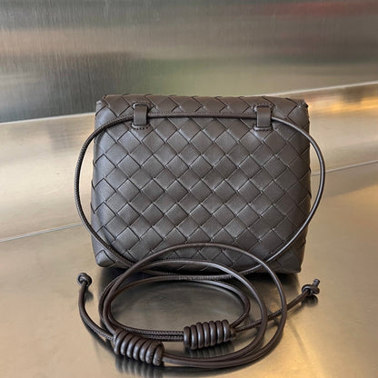 Mini sac bandoulière BV 19 cm en cuir de veau chocolat GHW 