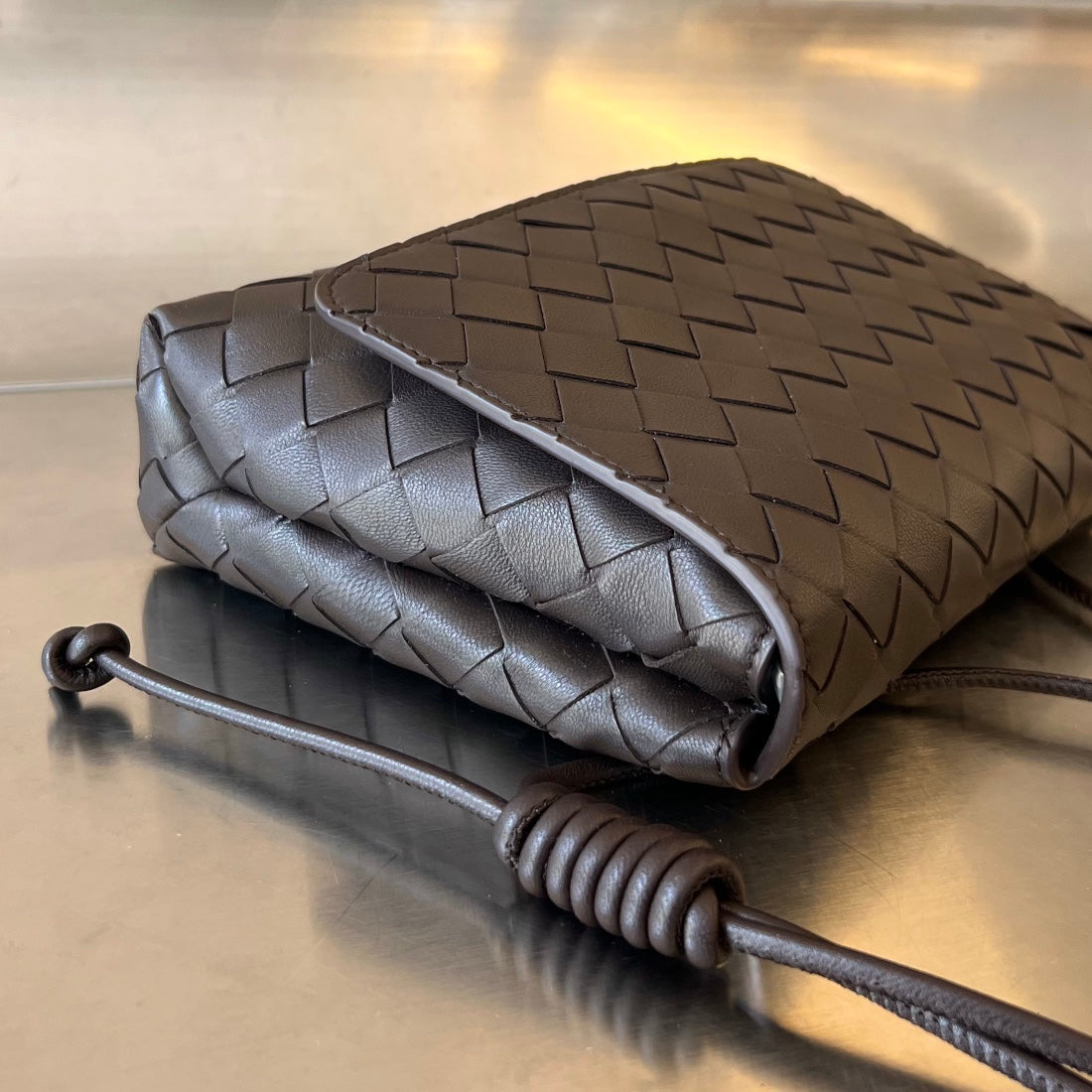 Mini sac bandoulière BV 19 cm en cuir de veau chocolat GHW 