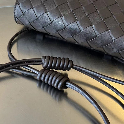Mini sac bandoulière BV 19 cm en cuir de veau chocolat GHW 