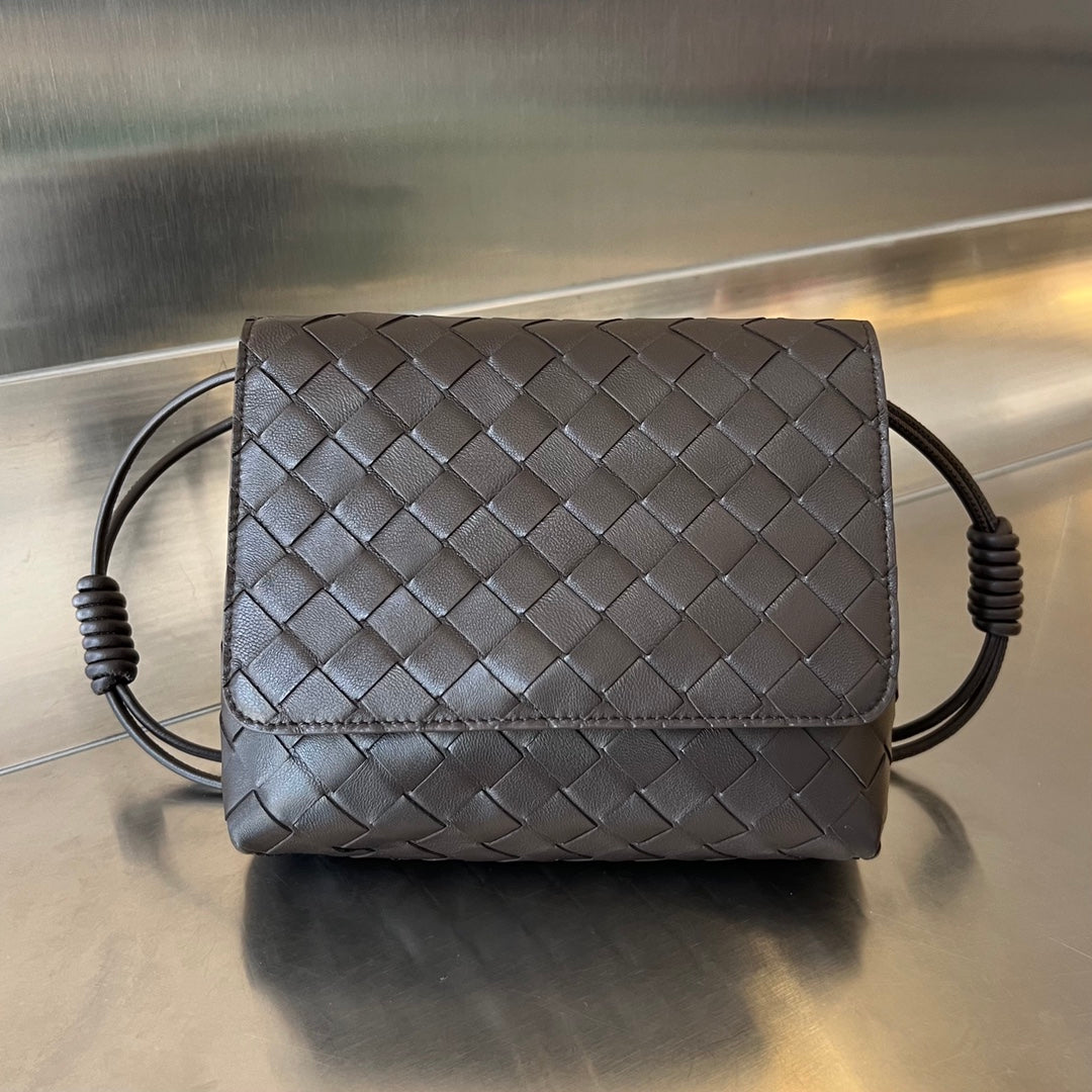 Mini sac bandoulière BV 19 cm en cuir de veau chocolat GHW 