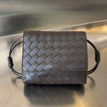 Mini sac bandoulière BV 19 cm en cuir de veau chocolat GHW 