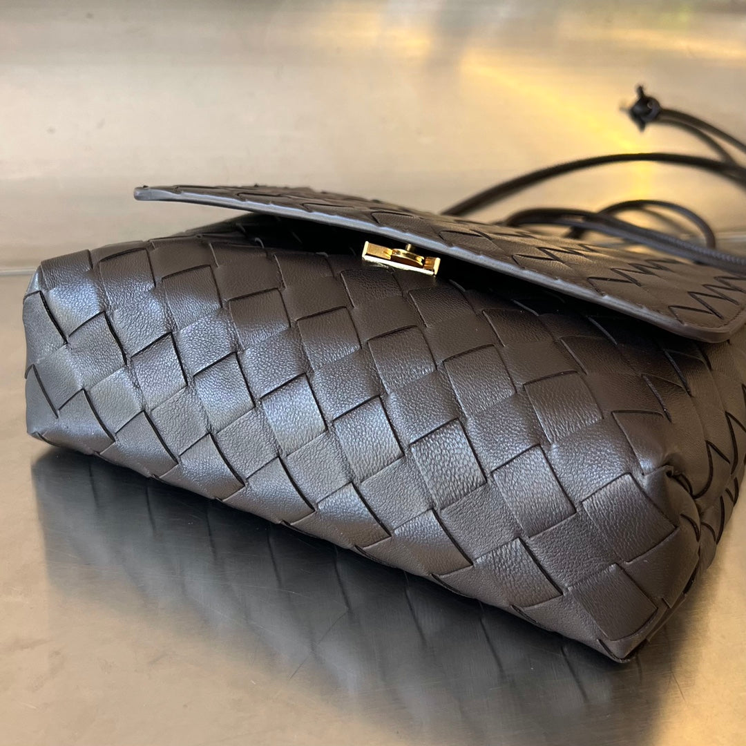 Mini sac bandoulière BV 19 cm en cuir de veau chocolat GHW 