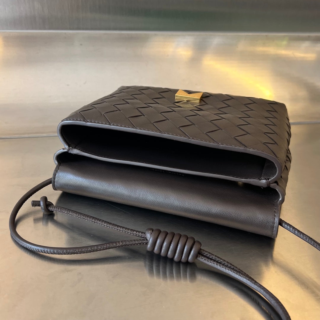 Mini sac bandoulière BV 19 cm en cuir de veau chocolat GHW 