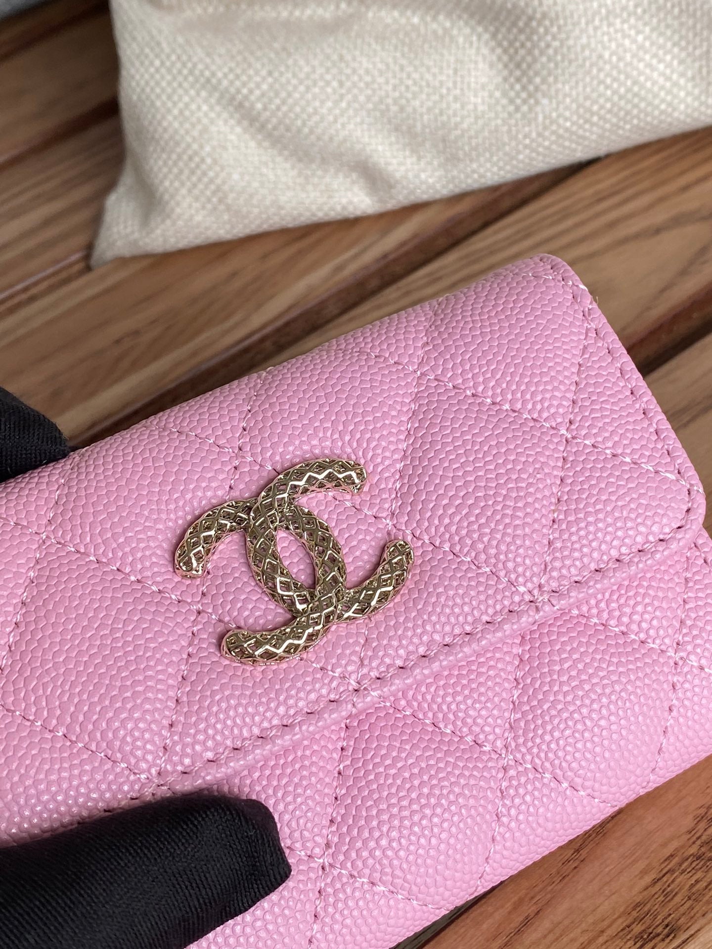 petit portefeuille CC 11 cm rose caviar matériel doré clair