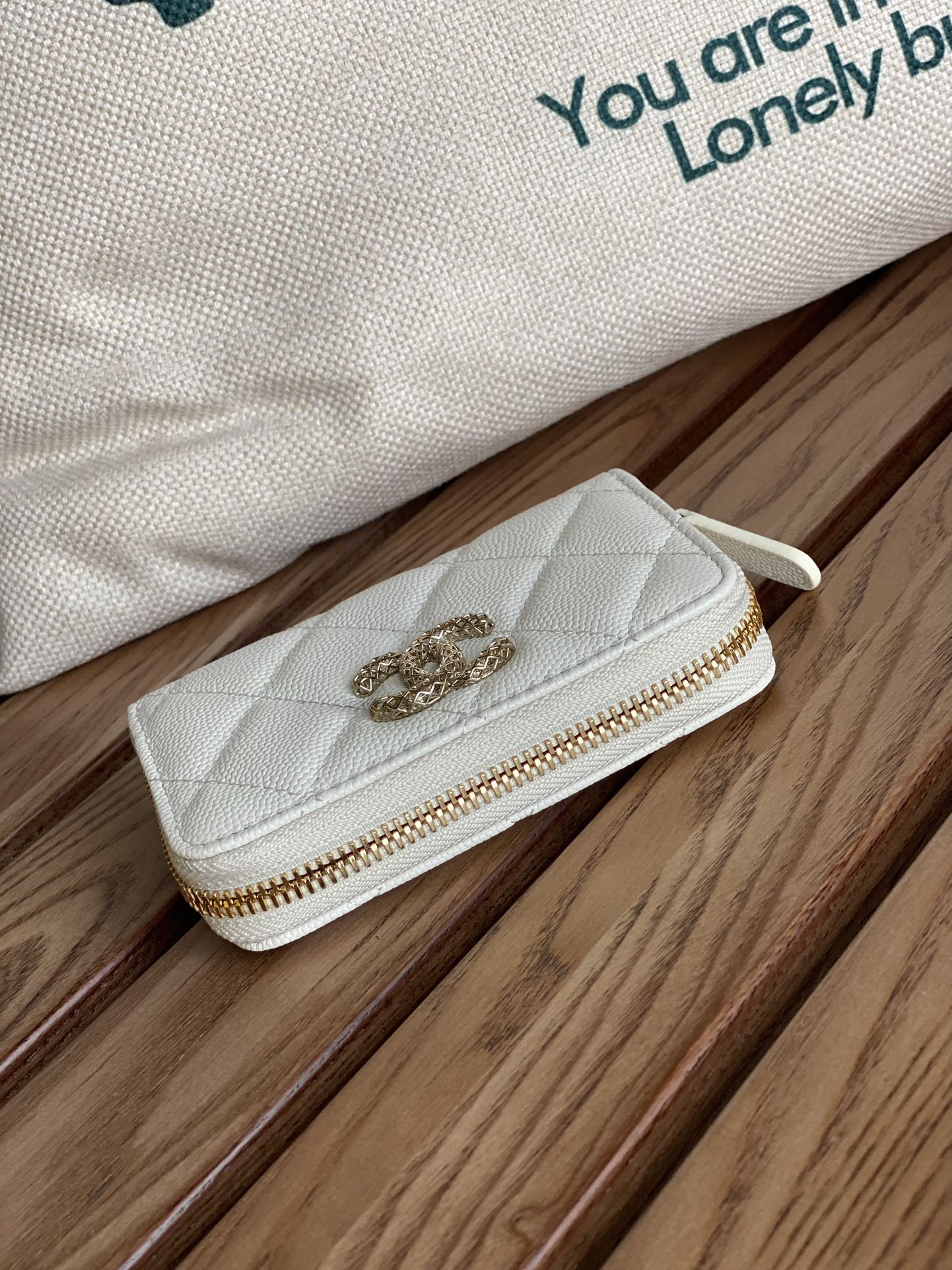 Portefeuille zippé CC 11 cm en caviar blanc et métal doré