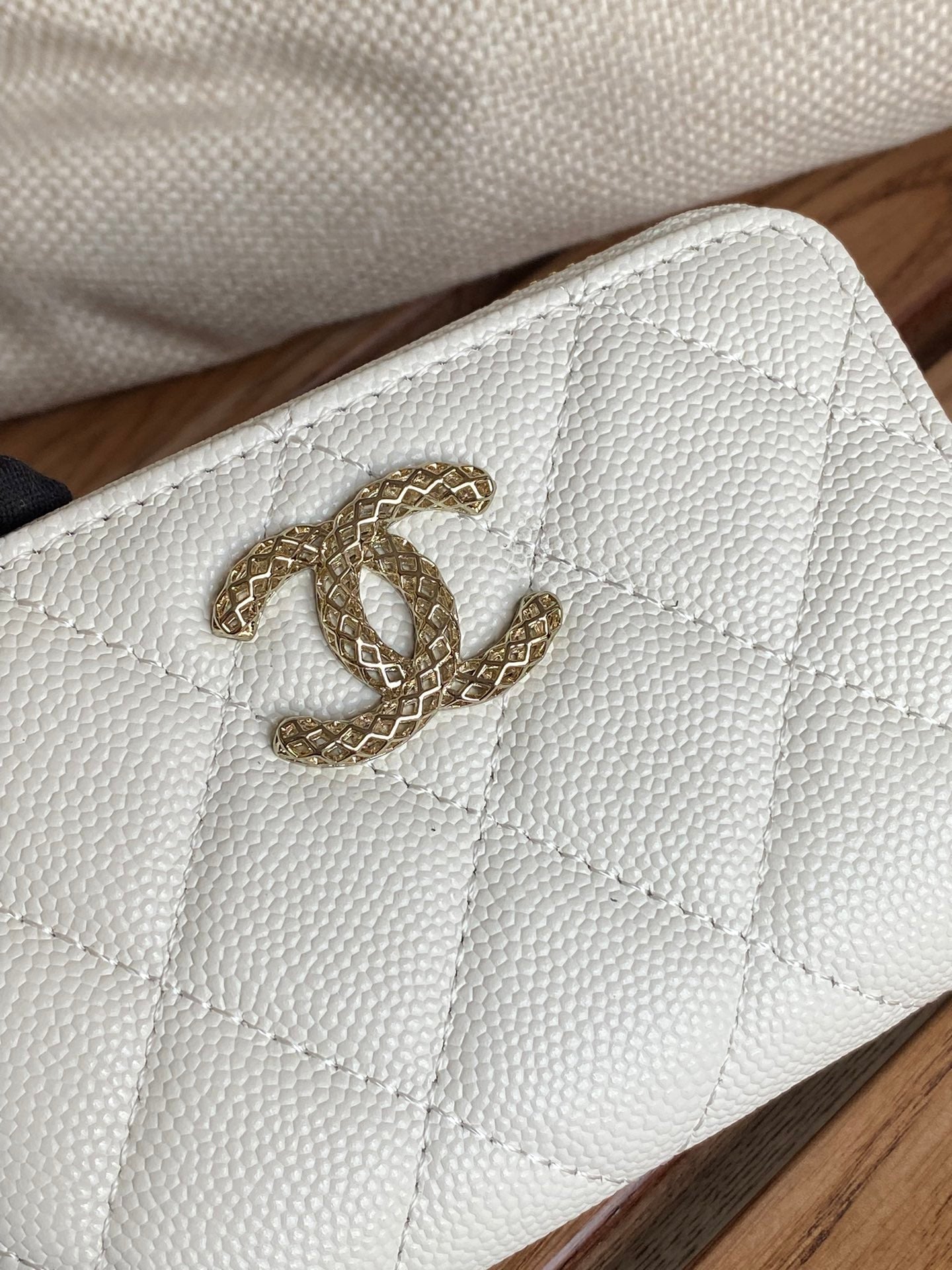 Portefeuille zippé CC 11 cm en caviar blanc et métal doré