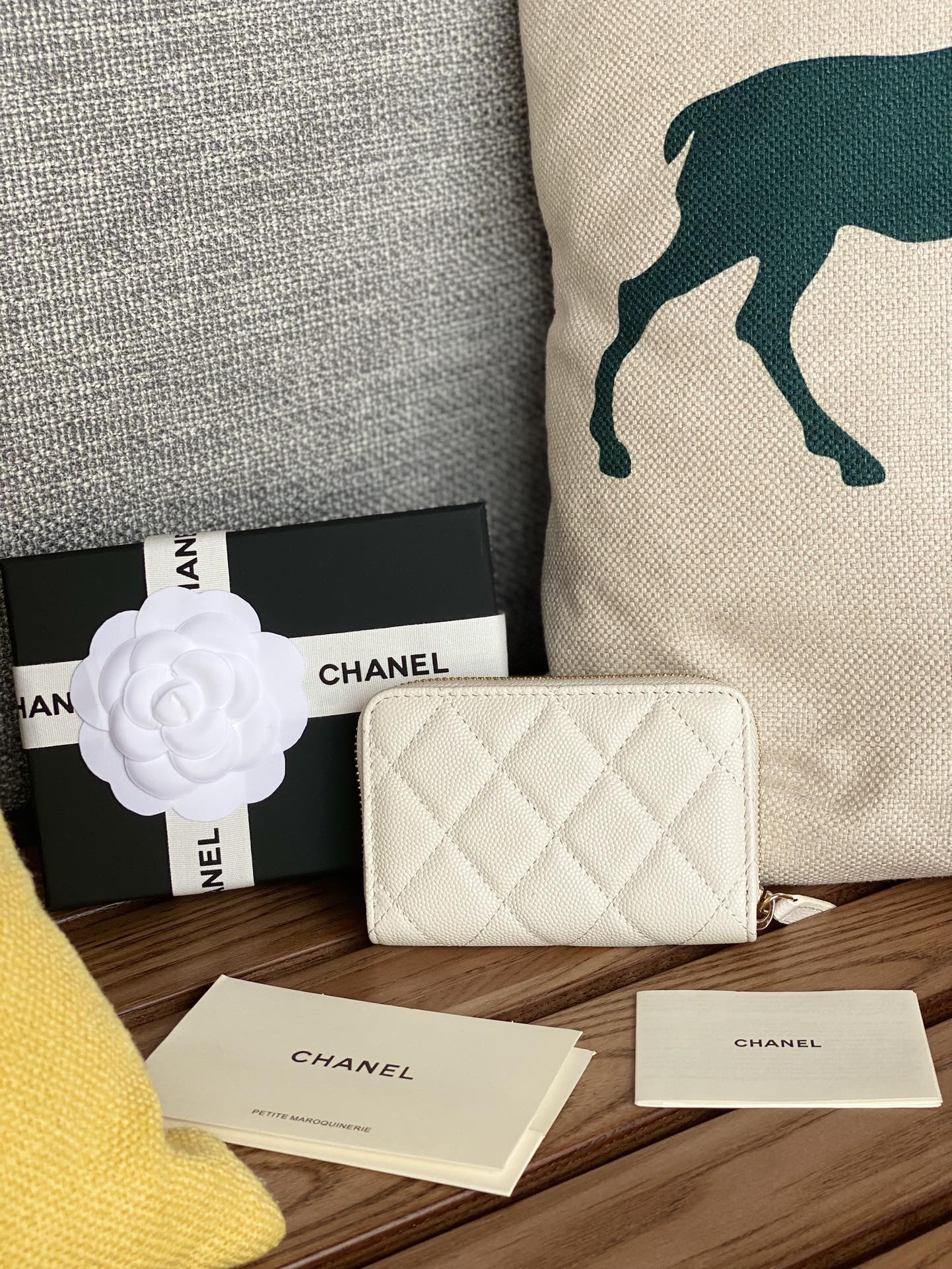 Portefeuille zippé CC 11 cm en caviar blanc et métal doré