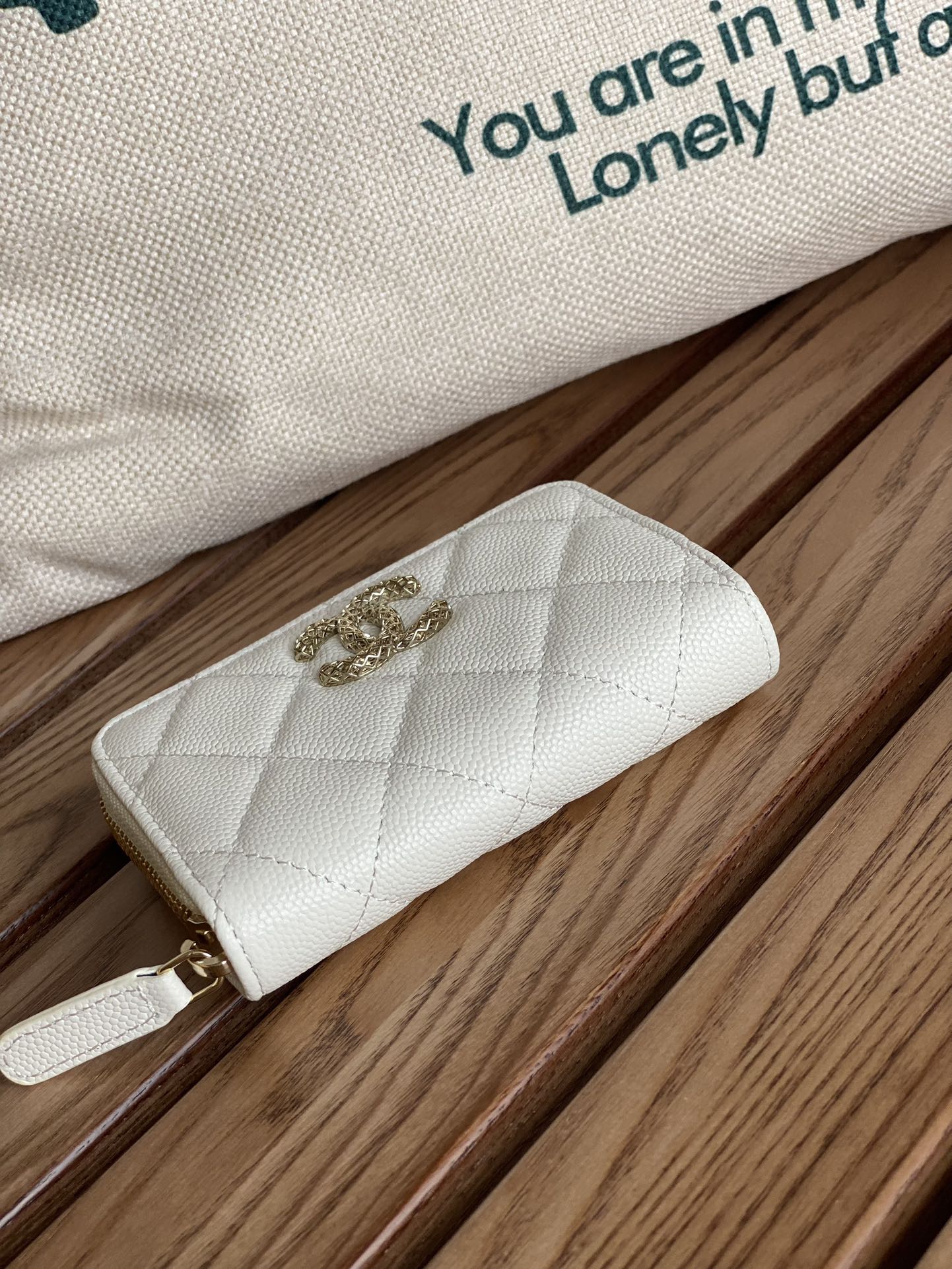 Portefeuille zippé CC 11 cm en caviar blanc et métal doré