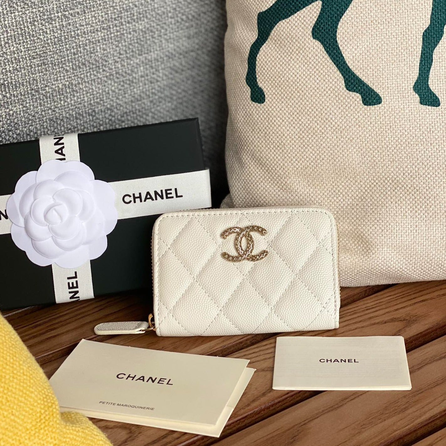 Portefeuille zippé CC 11 cm en caviar blanc et métal doré