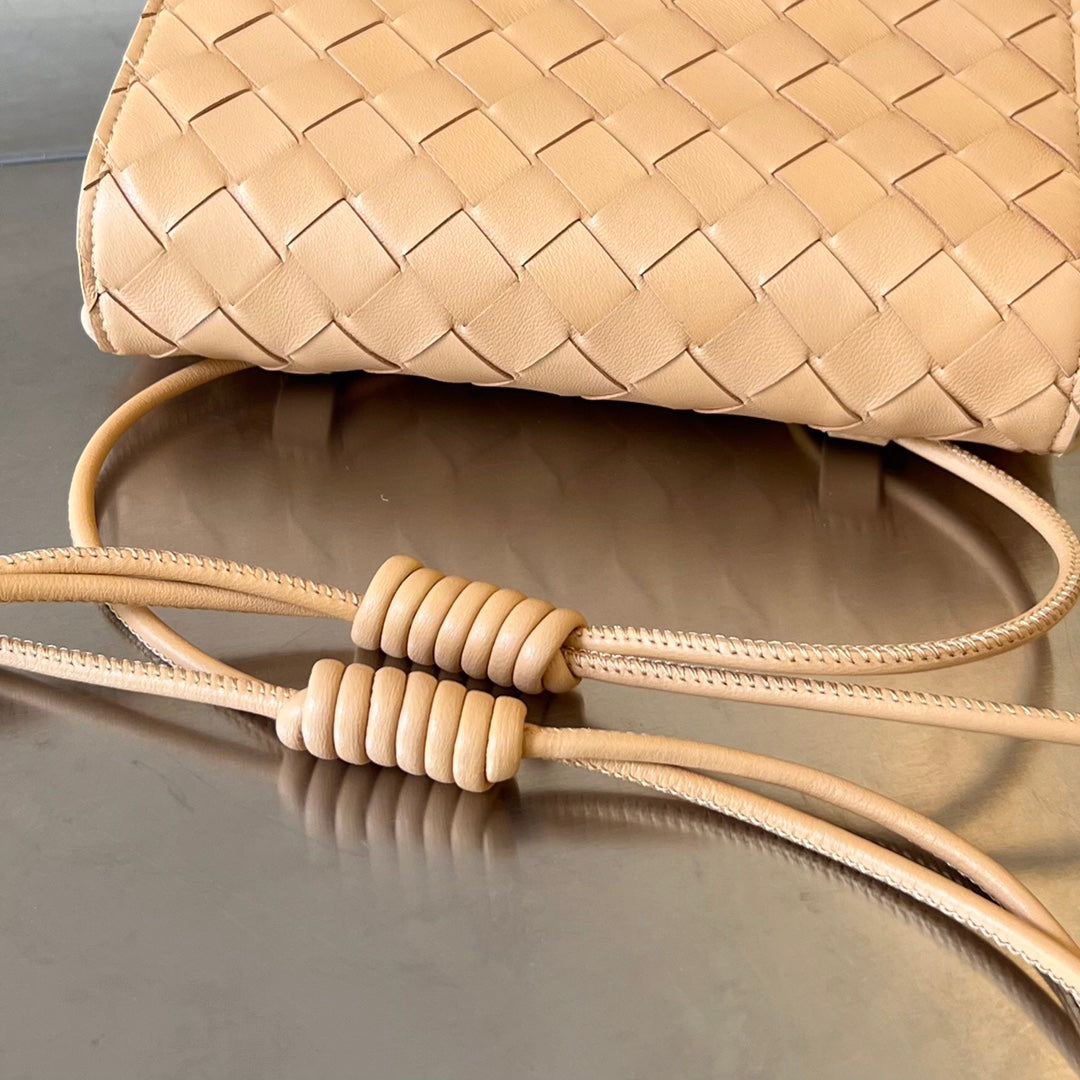 Mini sac bandoulière BV 19 cm en cuir de veau beige GHW 