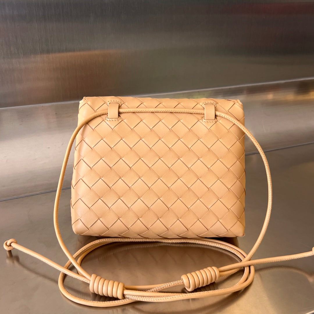 Mini sac bandoulière BV 19 cm en cuir de veau beige GHW 
