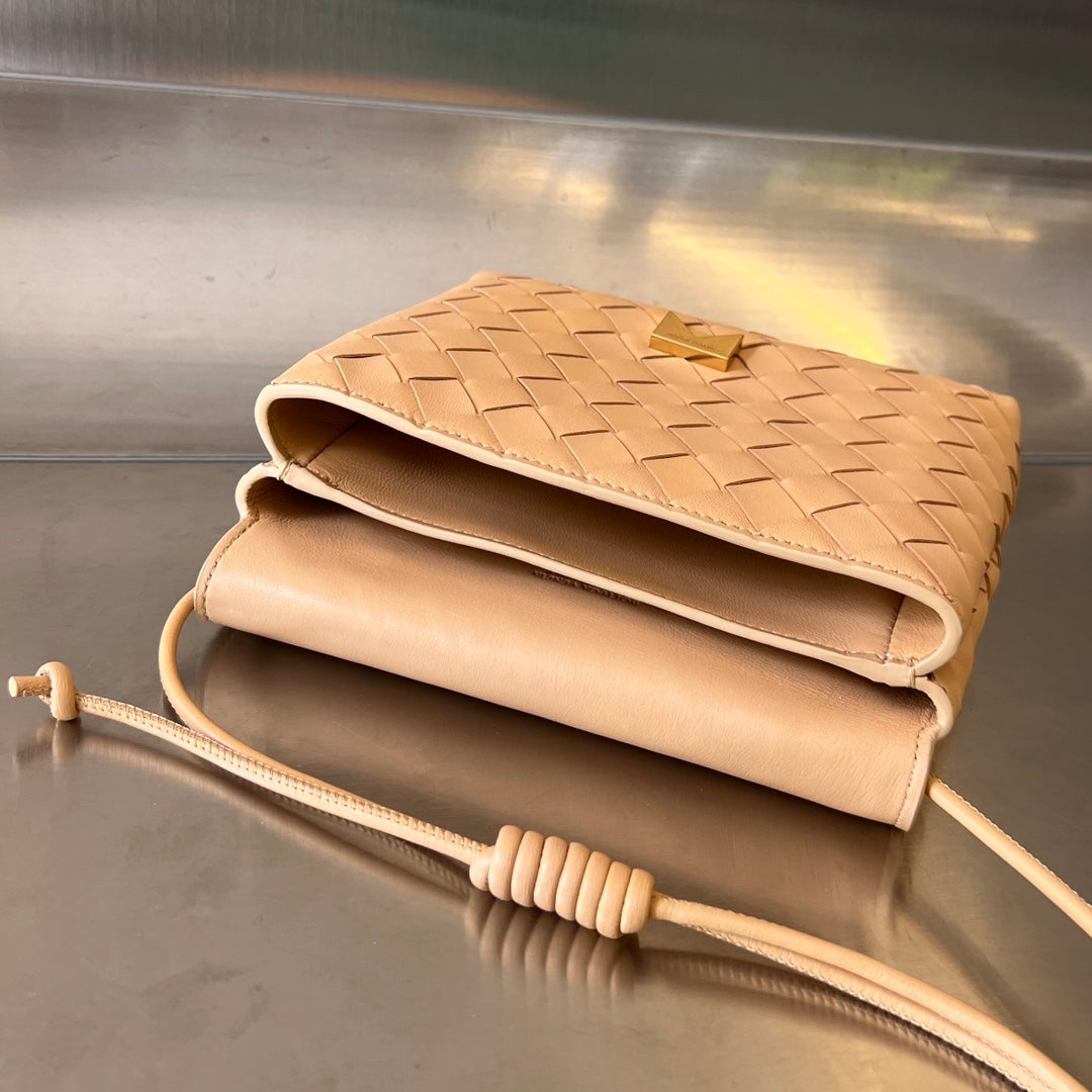 Mini sac bandoulière BV 19 cm en cuir de veau beige GHW 