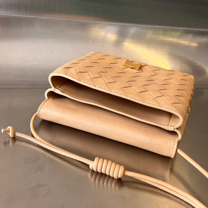 Mini sac bandoulière BV 19 cm en cuir de veau beige GHW 