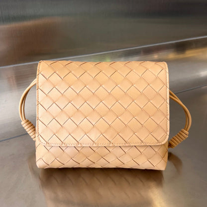 Mini sac bandoulière BV 19 cm en cuir de veau beige GHW 