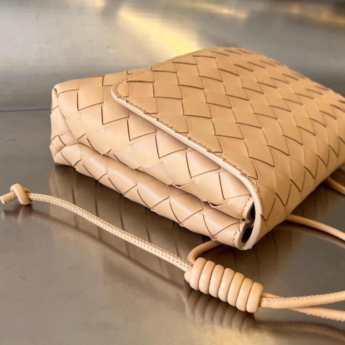 Mini sac bandoulière BV 19 cm en cuir de veau beige GHW 